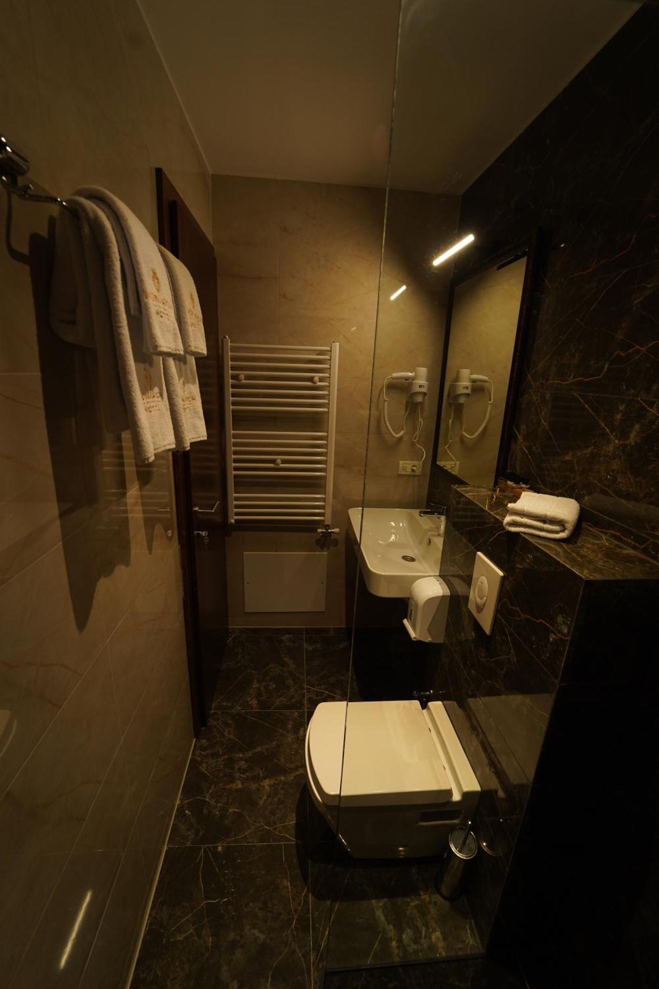 Monarch Hotel Prizren Exterior foto