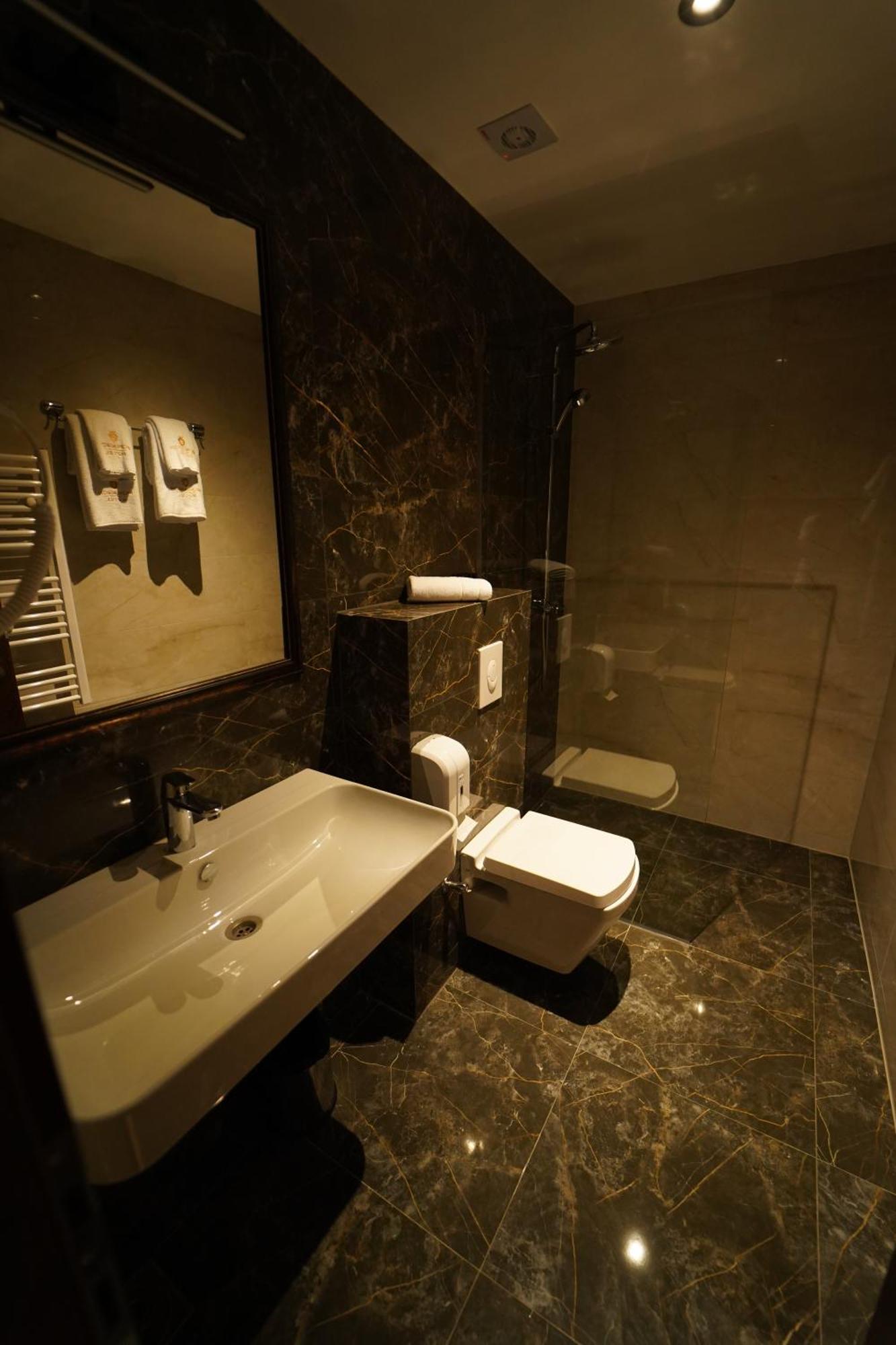 Monarch Hotel Prizren Exterior foto